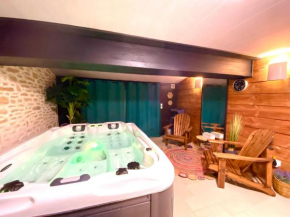 Ô Clair de Lune chambres d'hôtes climatisées à Sarlat - parking privé -piscine chauffée - espace bien-être avec Spa